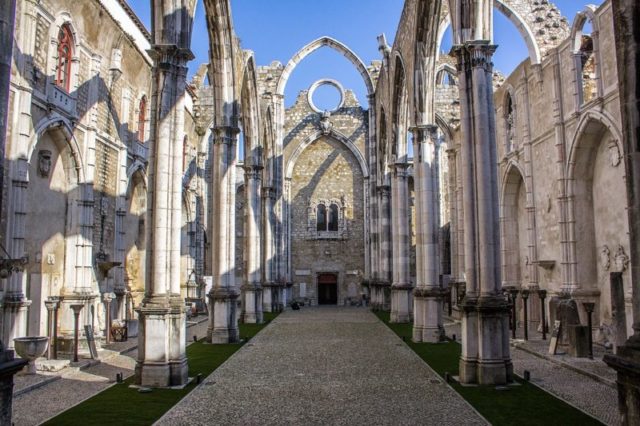 Main gate entrance of Convento do Carmo at the far center – Author: Shadowgate – CC BY 2.0