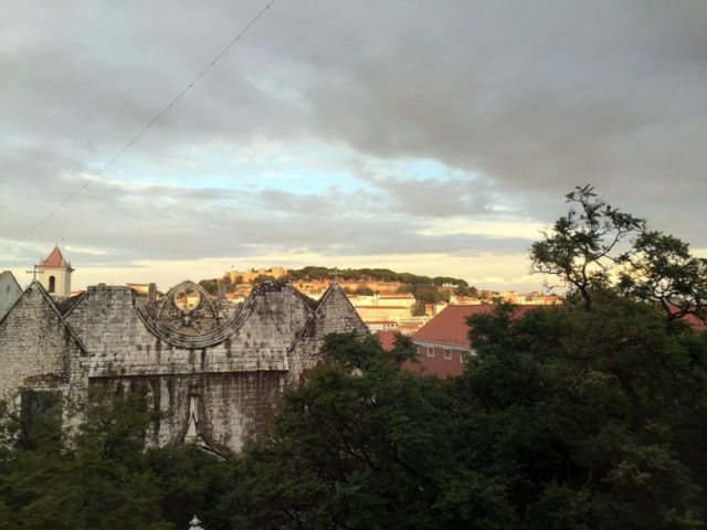 Convento do Carmo and Castelo in the background – Author: Bex Walton – CC BY 2.0