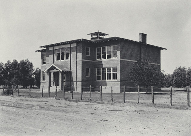 Abandoned St. Thomas School House. Photo taken May 13, 1934 – Author: Lake Mead NRA Public Affairs – CC BY 2.0