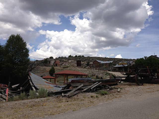 Remaining ruins of buildings in Belmont, Nevada – Author: Famartin – CC BY-SA 4.0