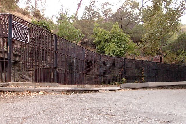 Old remnants of the Griffith Park Zoo in Los Angeles, California/ Author: Junkyardsparkle – CC0