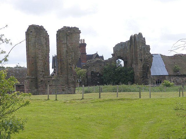 The ruins of the abbey. Author: Gordon Griffiths – CC BY-SA 2.0
