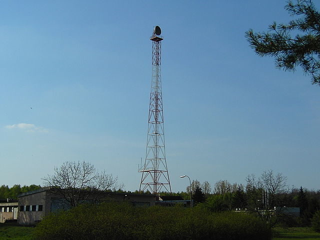 Radio relay tower used for radio relay link to studio in Warsaw/ Author: Majtadek1 – CC BY-SA 3.0