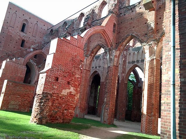 640px-old_cathedral_in_tartu_2-640x480.jpg