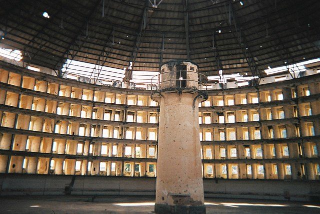 Inside one of the prison buildings at Presidio Modelo, Isla de la Juventud, Cuba – Author: Friman – CC BY-SA 3.0