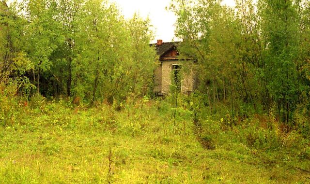 A structure that was abandoned when the project ended. Author: Сергей Метик CC BY 3.0