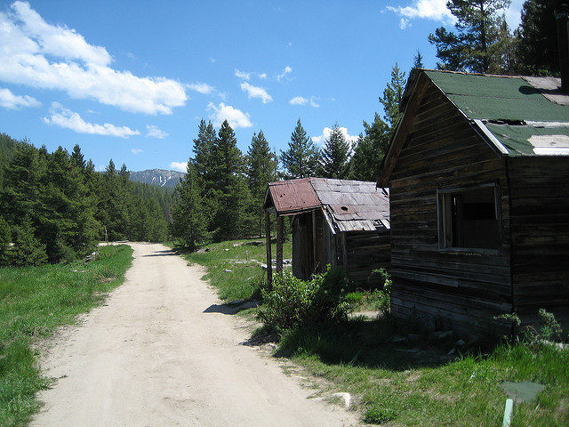 Abandoned and vacant are the houses in Granite. Author: JOHN LLOYD – CC BY 2.0