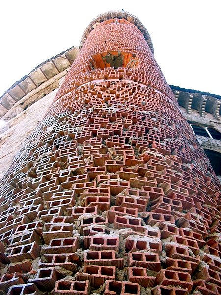 Closer view of one of the towers. Author: Juan Lupión – CC BY 2.0
