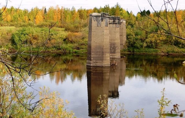 Destroyed bridge. Author: Charly1234 CC BY-SA 4.0