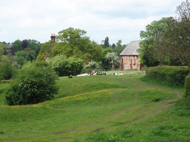 Today the ruins stand between farm buildings. Author: Lorraine Wheale – CC BY-SA 2.0