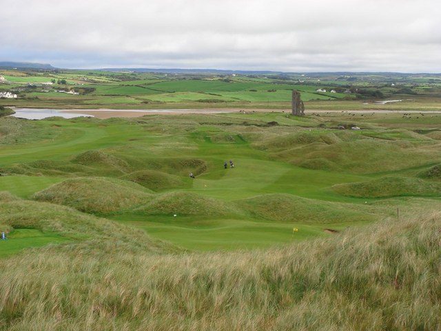 Now the ruin is part of a golf club/ Author: Tim Murphy – CC BY-SA 2.0