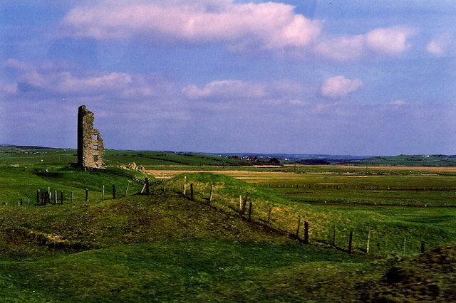 The castle collapsed because of the unstable ground/ Author: Joseph Mischyshyn – CC BY-SA 2.0