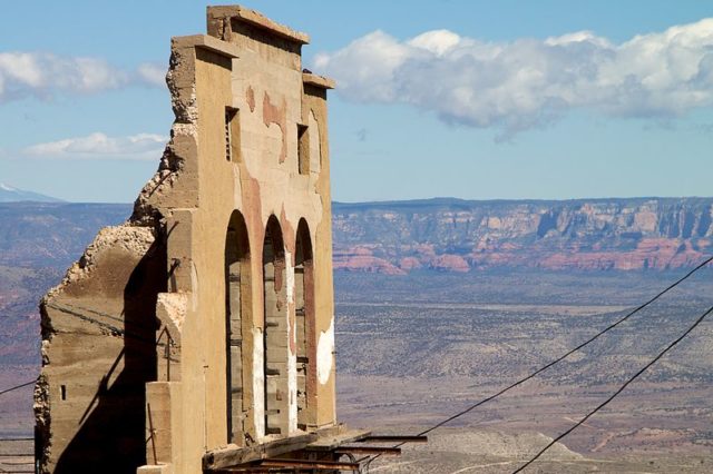 Old destroyed building/ Author: Alan Levine – CC BY 2.0
