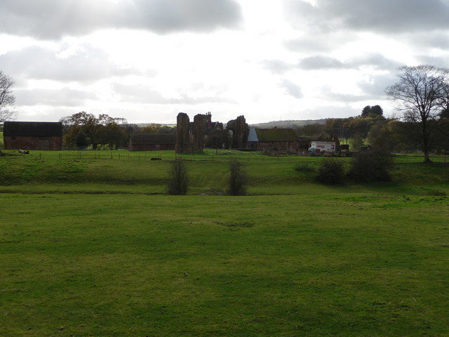 The “new” farm buildings were built from building materials of the ruins. Author: Jeremy Bolwell – CC BY-SA 2.0