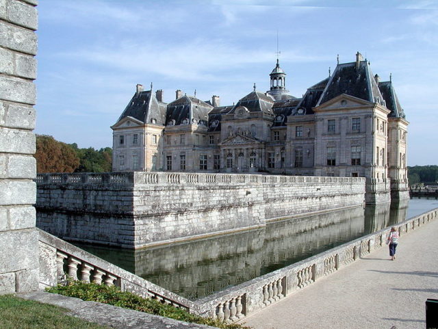 The forecourt platform and the moat/ Author: Piero d’Houin CC BY-SA 1.0