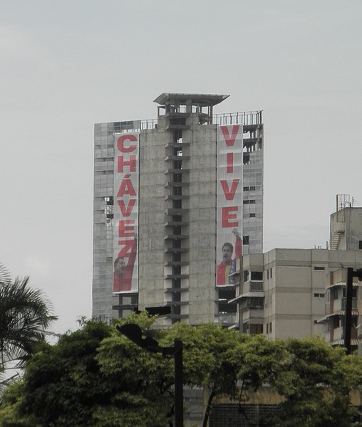 The tower of David adorned with banners stating Chavez Lives. Author: Hernán Zamora – CC BY-SA 2.0