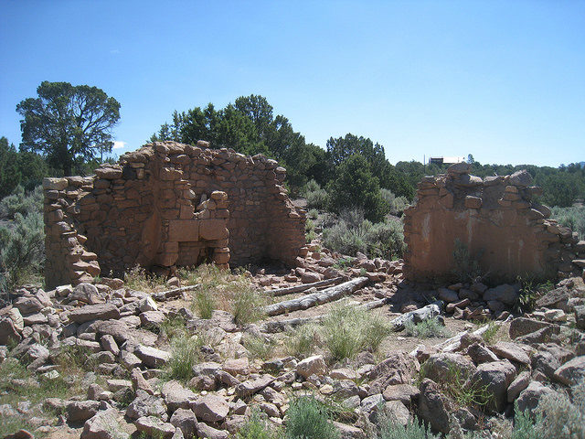 Stone house remains at Old Iron Town – Author: The Greater Southwestern Exploration Company – CC BY 2.0