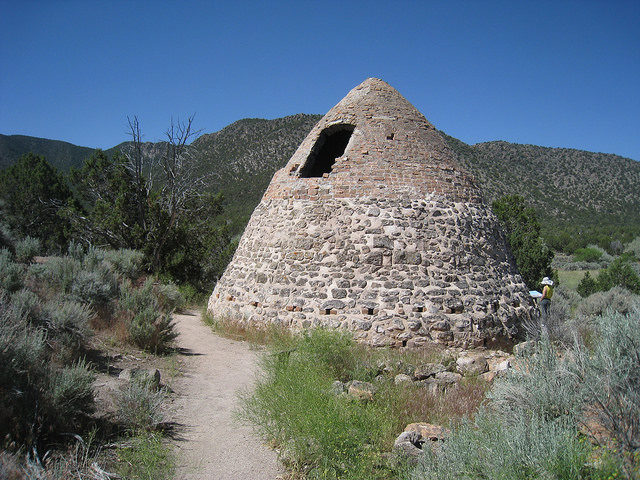 Beehive charcoal kiln at Old Iron Town – Author: The Greater Southwestern Exploration Company – CC BY 2.0