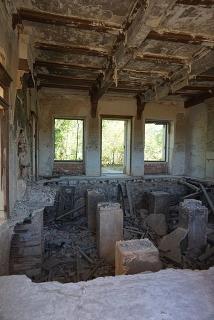 Interior of the palace in complete ruins – Author: Naza28 – CC BY-SA 4.0