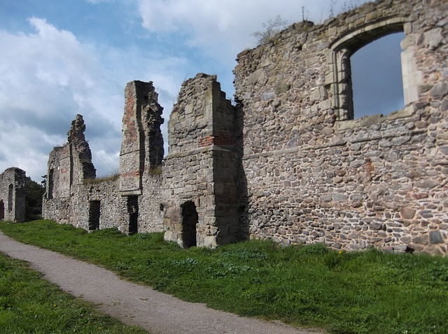 The remains of the south range/ Author: JohnArmagh – CC BY-SA 3.0