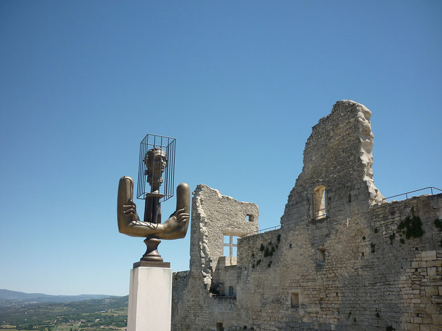 A monument in honor of Marquis de Sade next to the ruins of the Lacoste castle – Author: Jeanne Menjoulet – CC BY 2.0