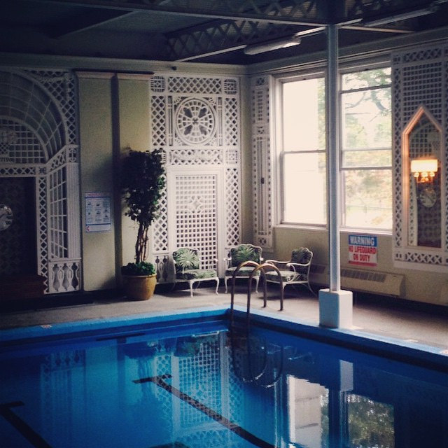 A pool at Edgewater beach apartments. Author: Colleen McMahon – CC BY 2.0