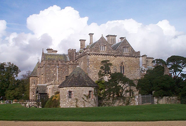 Palace House, which was built around the medieval gatehouse of the abbey (the double gabled building in the photo)/ Author: Darren Hill – CC BY-SA 2.0