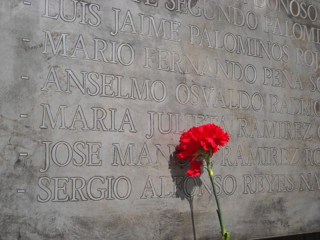 Close-up of the memorial plaque. Author: Pjorquer – CC BY-SA 3.0