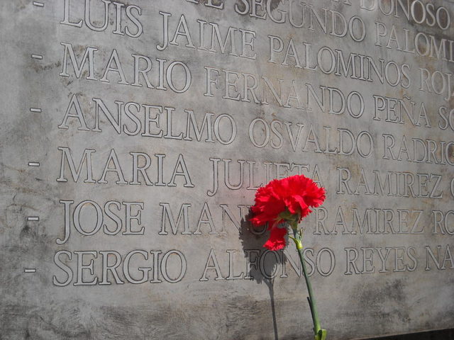 Close-up of the memorial plaque. Author: Pjorquer – CC BY-SA 3.0