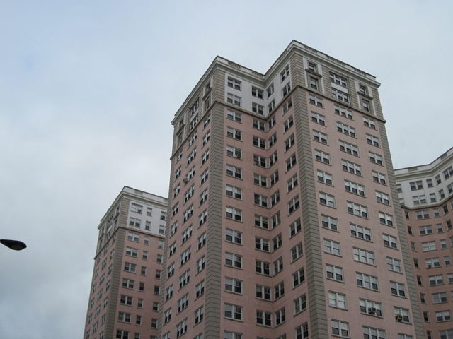 Closer view of the ex-hotel facade. Author: Zagalejo – CC BY-SA 3.0