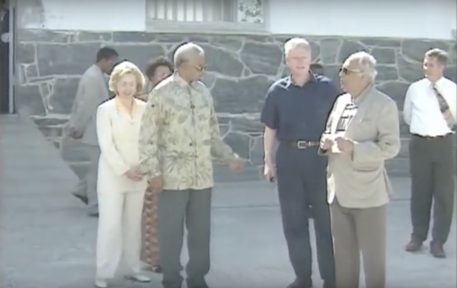 During the Mandela’s visit to the island together with the Clintons. Author: White House Television crew