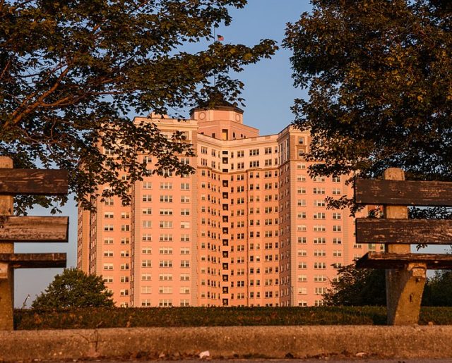 Edgewater Beach Apartments. Author: Micki L. Katz – CC BY-SA 4.0