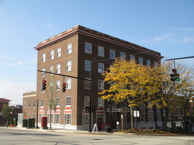 Front view of the hotel. Author: JonRidinger – CC BY-SA 3.0