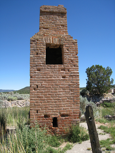 The chimney of the foundry at Old Iron Town – Author: Teemu08/rohith_goura – CC BY 2.0