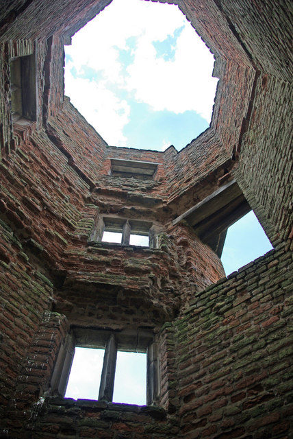 The interior of Lady Jane’s Tower/ Author: Stephen McKay – CC BY-SA 2.0