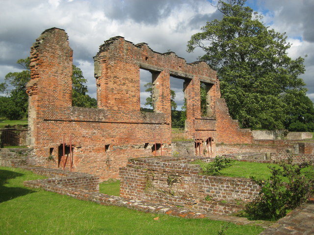 The ruined Great Hall/ Author: Nigel Cox – CC BY-SA 2.0