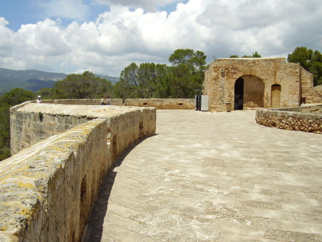 On top of the castle wall. Author: ILA-boy – GPL