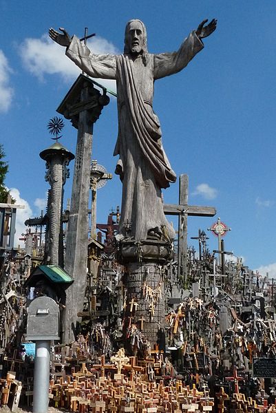 One of the statues. Author: AwOiSoAk KaOsIoWa – CC BY-SA 3.0