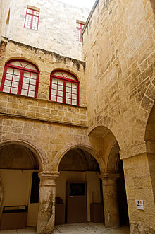 Part of the courtyard. Author: Marie-Lan Nguyen – CC BY 2.5