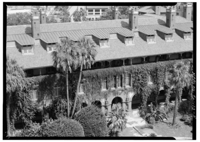 Part of the hotel in 1933. Author: Library of Congress