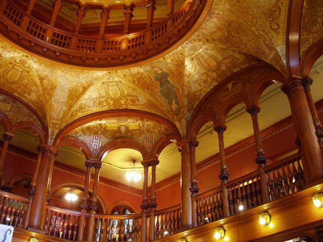 Part of the hotel’s interior. Author: Daderot – CC BY-SA 3.0