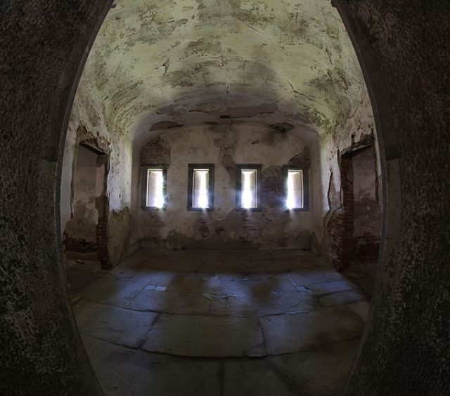 Part of the interior. Author: Eric Kilby – CC BY-SA 2.0