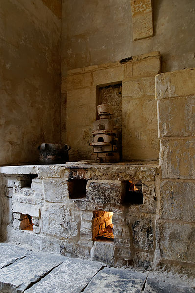 Part of the kitchen. Author: Marie-Lan Nguyen – CC BY 2.5