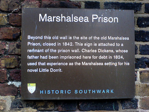 Plaque mentioning Charles Dickens. Author: Russell Kenny – CC BY 3.0