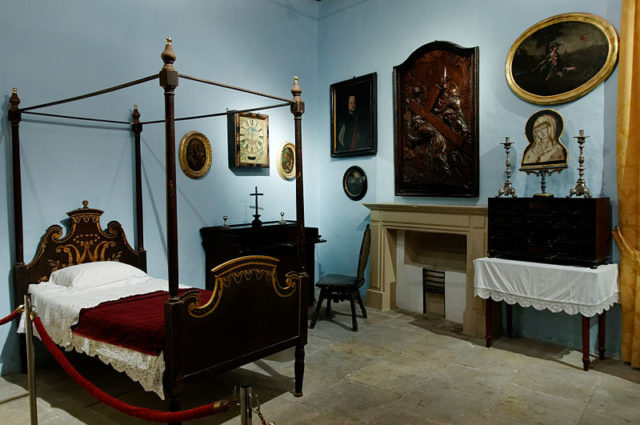 The bedroom of the inquisitor. Author: Marie-Lan Nguyen – CC BY 2.5