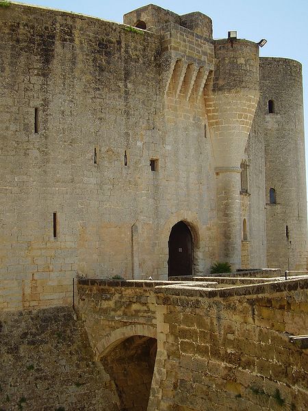 The castle’s entrance. Author: ILA-boy – GPL