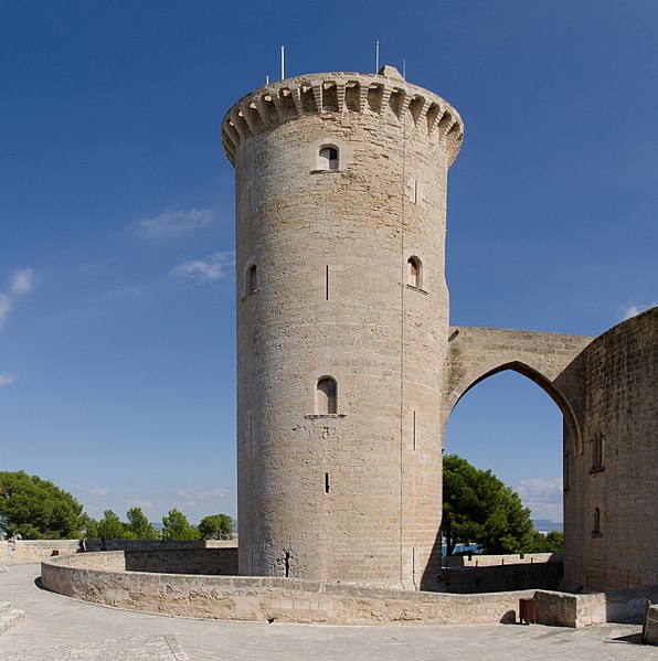 The circular tower. Author: pjt56 – CC BY-SA 3.0