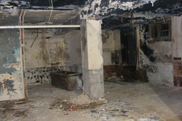 The hotel in a desperate state. Author: Ohio Redevelopment Projects – CC BY 2.0