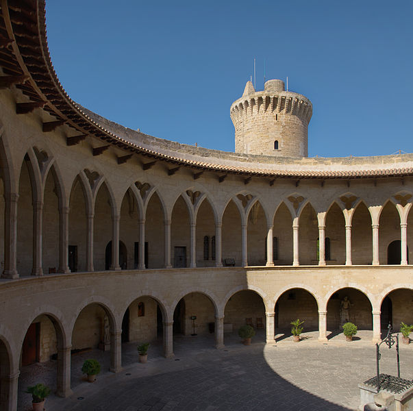 The inner yard. Author: pjt56 – CC BY-SA 3.0
