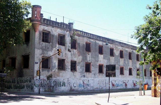 The prison walls in 2008. Author: Roberto Fiadone – CC BY-SA 3.0